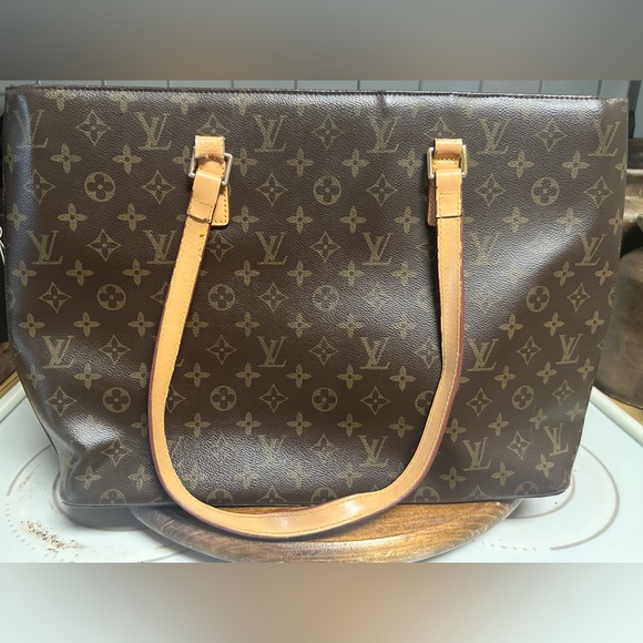 Louis Vuitton Paris France - Picture 1 of 9